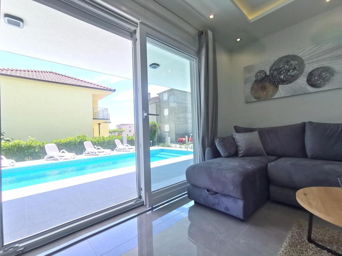 Seka Apartments With A Pool Kaštela 外观 照片