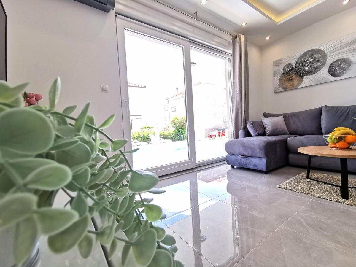 Seka Apartments With A Pool Kaštela 外观 照片