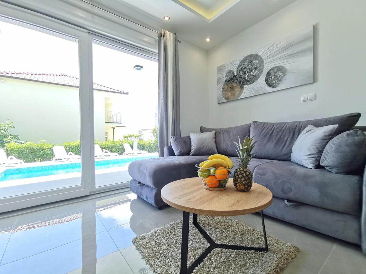 Seka Apartments With A Pool Kaštela 外观 照片