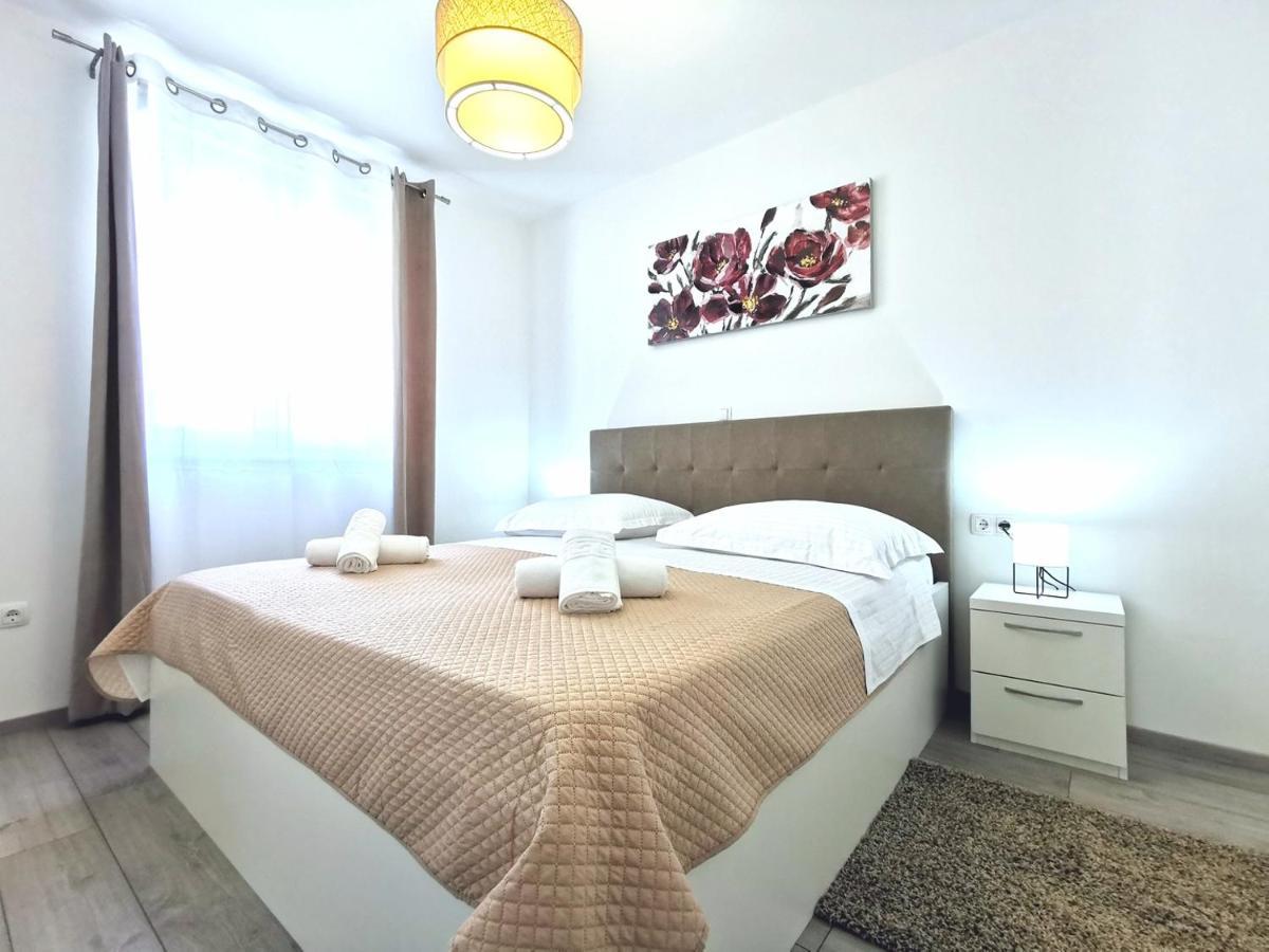 Seka Apartments With A Pool Kaštela 外观 照片