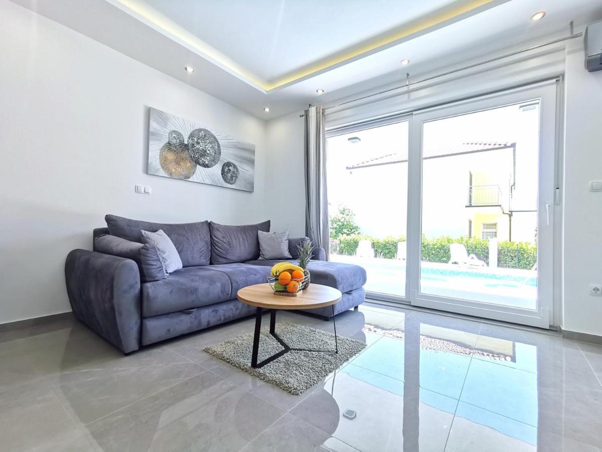 Seka Apartments With A Pool Kaštela 外观 照片